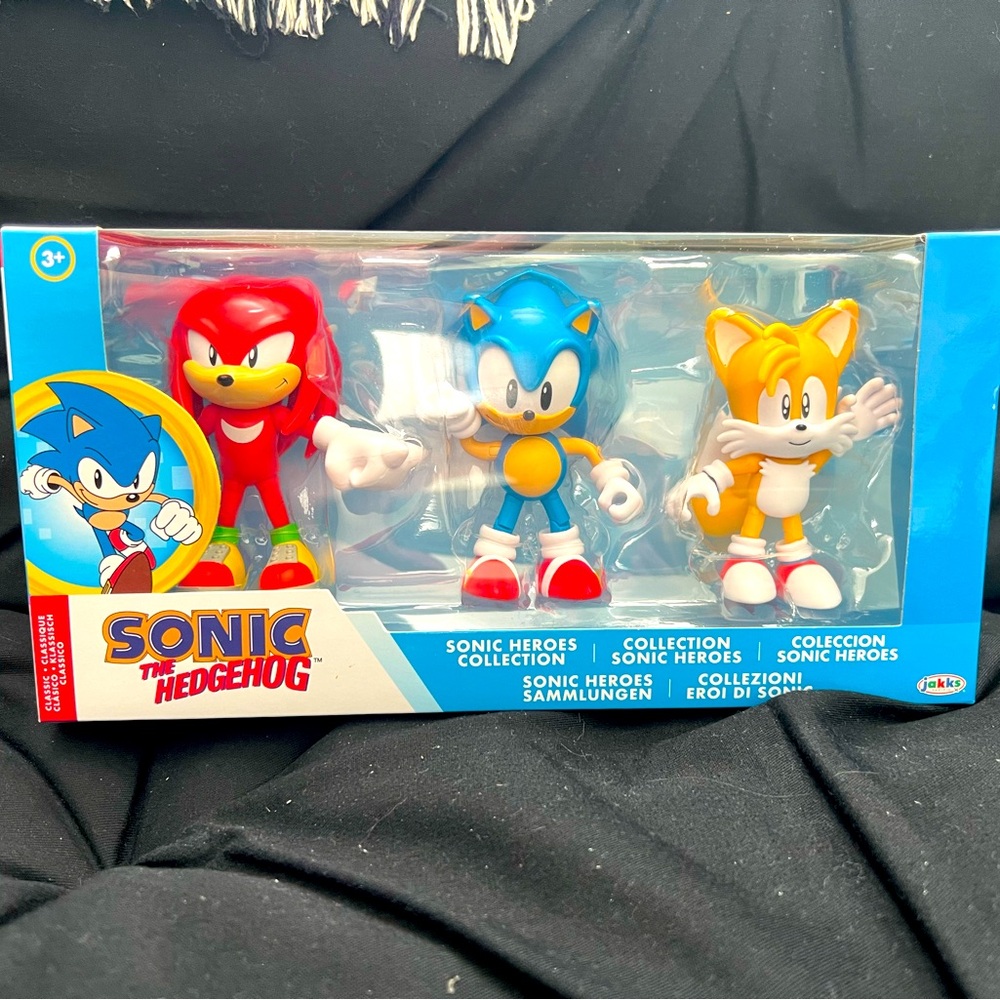 Sonic the Hedgehog Sonic Heroes Collection.